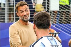Vẻ mặt của Klopp nói lên tất cả về Messi