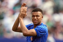 Mbappe đi vào lịch sử tuyển Pháp
