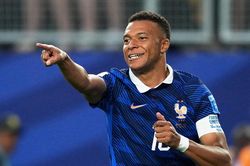 Messi gọi, Mbappe trả lời