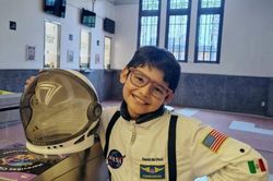 Thêm một thần đồng có IQ cao hơn Einstein