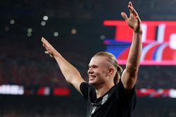 Haaland lập cú đúp, đáp trả Messi và Mbappe