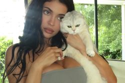Kylie Jenner hồi sinh xu hướng nhẫn kim cương hình quả lê