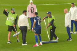 Mbappe tất bật 'chỉ đạo' nhân viên SVĐ lau sân gây cười