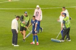 Cảnh Mbappe 'thị sát' mặt sân trước trận gặp Iraq gây hài