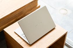Những điều laptop mỏng nhẹ 990 g có thể làm được