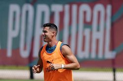 Martinez mắc kẹt giữa Ronaldo và chiến thắng