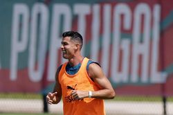 Martinez mắc kẹt giữa Ronaldo và chiến thắng