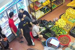 Người đàn ông lao vào đánh tới tấp thai phụ ở cửa hàng hoa quả