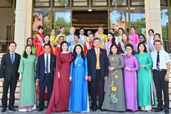 Thí sinh 'Hoa hậu Văn hóa Thế giới 2026' trải nghiệm không gian văn hóa đặc biệt tại Nhà Quốc hội