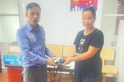 Đoàn tiếp viên Đường sắt Sài Gòn liên tiếp trao trả tài sản hành khách bỏ quên