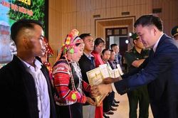 Tôn vinh trưởng bản, người có uy tín khu vực biên giới Lai Châu
