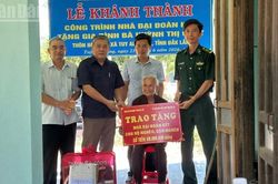 Trao Nhà Đại đoàn kết hỗ trợ hộ nghèo tại Đắk Lắk