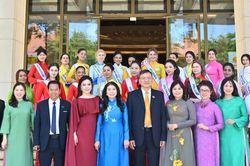 Thí sinh Miss Multicultural World 2026 tham quan Nhà Quốc hội