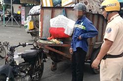 Nhiều xe máy kéo theo thùng chở rác bị CSGT TPHCM xử lý