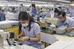 N&Oacute;NG: C&ocirc;ng đo&agrave;n đề xuất 2 phương &aacute;n tăng lương tối thiểu v&ugrave;ng từ ng&agrave;y 1-1-2027
