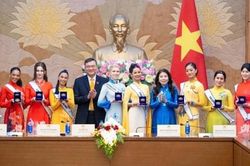 D&agrave;n mỹ nh&acirc;n quốc tế t&igrave;m hiểu di sản văn h&oacute;a Việt Nam