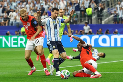 Messi lập kỷ lục World Cup, Argentina sớm đoạt vé vào vòng knock-out