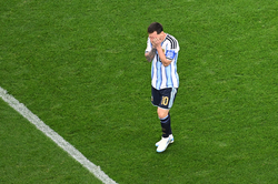 'Fan cuồng' Ronaldo gây tranh cãi khi Messi sút hỏng phạt đền