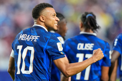 Mbappe lập hàng loạt kỷ lục, áp sát Messi