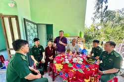Bộ đội Biên phòng tỉnh Đắk Lắk bàn giao nhà 'Đại đoàn kết' tặng hộ nghèo