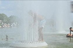 Châu Âu chao đảo trong đợt nắng nóng lịch sử, nhiều nơi vượt ngưỡng 40°C