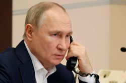 [GALLERY] Nói không với smartphone, Tổng thống Nga Putin liên lạc thế nào?