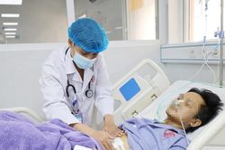 Đau bụng dữ dội trên đường, người đàn ông được công an hỗ trợ đưa đi cấp cứu