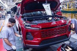 [GALLERY] Toyota RAV4 'cháy hàng', mở rộng sản xuất vẫn không đủ xe để bán