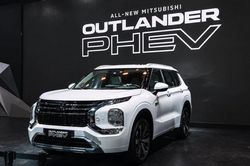 Cận cảnh Mitsubishi Outlander PHEV 2026 vừa ra mắt tại Đông Nam Á