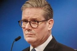 Thủ tướng Anh Keir Starmer từ chức: Khi chiến thắng áp đảo không đủ để giữ chân quyền lực