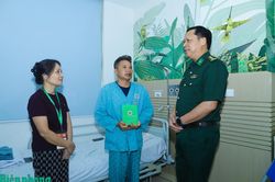 Thăm, động viên cán bộ Bộ đội Biên phòng bị thương khi làm nhiệm vụ trên biển