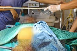 Cứu người đàn ông bị thanh xà beng dài 1,5 mét xuyên đùi