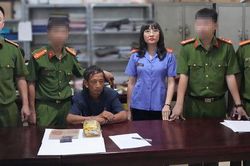 Đối tượng 64 tuổi bị bắt quả tang mang lượng lớn heroin, ma túy đá
