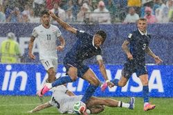 Trực tiếp Pháp vs Iraq 1-0 (hết H1): Hiệp hai chưa thể bắt đầu