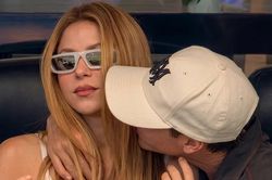 Nụ hôn dành cho Shakira trên khán đài World Cup gây sốt