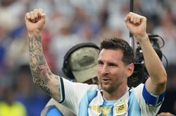 Ronaldo 'béo', Klose, Ibrahimovic ca ngợi Messi hết lời