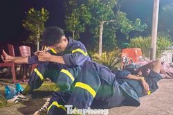 Giấc ngủ vội của những người lính sau hàng chục giờ chiến đấu với 'giặc lửa'