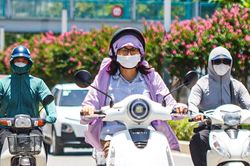 Nắng như đổ lửa, người Hà Nội vất vả ra đường