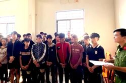 Khởi tố 17 đối tượng mang kiếm truy lùng đối thủ