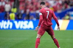 Ronaldo lập c&uacute; đ&uacute;p, Bồ Đ&agrave;o Nha đ&egrave; bẹp Uzbekistan