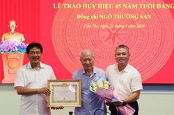 Trao Huy hiệu 45 năm tuổi Đảng cho đồng chí Ngô Thường San