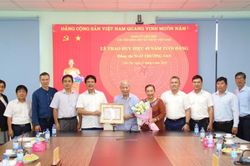 [VIDEO] Đồng chí Ngô Thường San vinh dự nhận Huy hiệu 45 năm tuổi Đảng