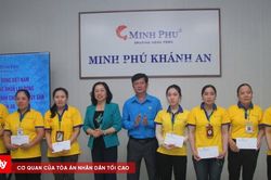 Tặng quà cho người lao động có hoàn cảnh khó khăn tại Cà Mau