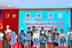 Trao quà, học bổng cho trẻ em khuyết tật và học sinh nghèo tại phường Bắc Cam Ranh và xã Cam Hiệp
