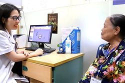 33 năm sau điều trị ung thư, người phụ nữ nói lý do nâng niu tấm thẻ ra viện
