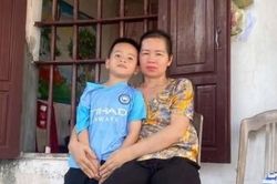 Mắc ung thư máu, mẹ nghèo nợ gần 700 triệu chỉ sợ không được về với con