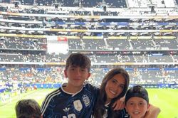 Vợ Messi xúc động sau loạt kỷ lục World Cup của chồng