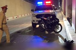 Hà Nội: Hai vụ xe máy tự gây tai nạn trong đêm, 3 người tử vong