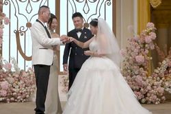 Người mẹ U60 ngỡ đi chụp ảnh kỷ niệm, xúc động khi biết mình là cô dâu