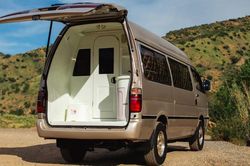 Ô tô van Toyota Hiace 32 năm tuổi vẫn gây sốt vì có cả phòng tắm trên xe